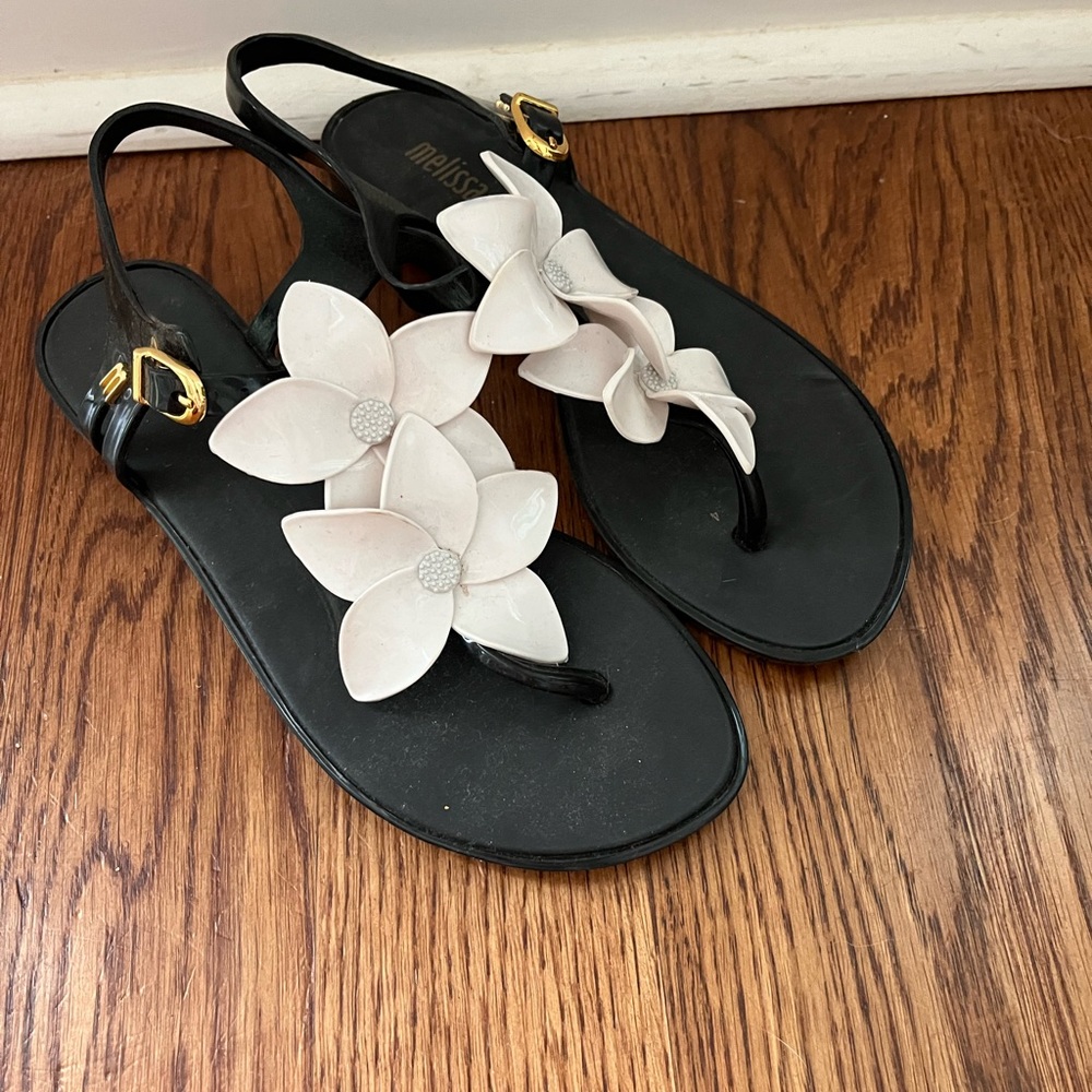 Melissa sandals sz 5, fits like a 6!